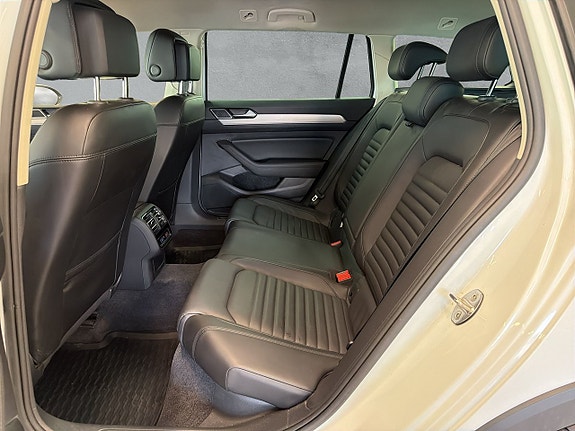Volkswagen Passat Alltrack 11 of 27