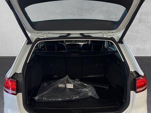 Volkswagen Passat Alltrack 9 of 27