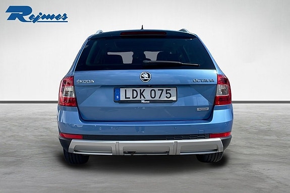 Skoda Octavia Scout 4 of 27