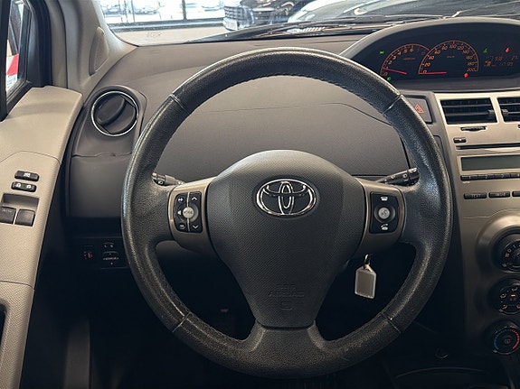 Toyota Yaris 13 of 19