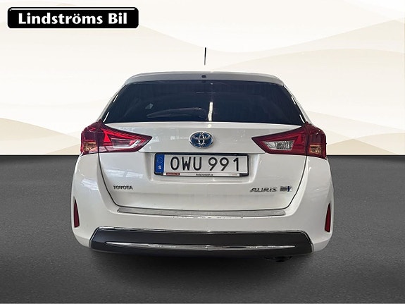 Toyota Auris 7 of 18