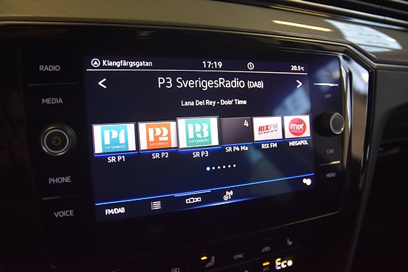 Volkswagen Passat 10 of 16