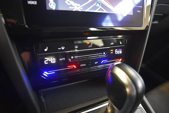 Volkswagen Passat 13 of 16