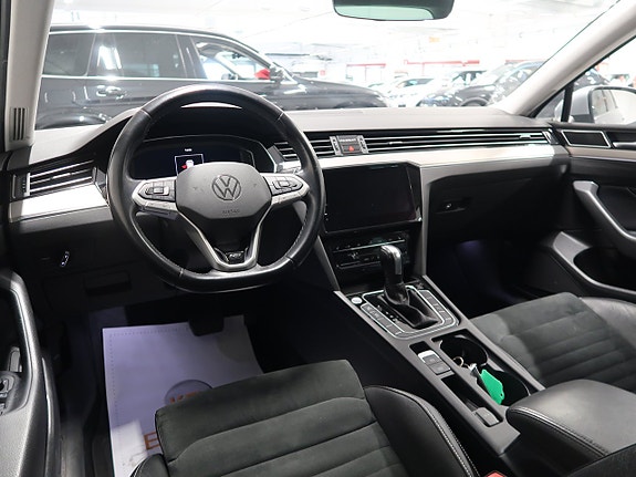 Volkswagen Passat 17 of 30