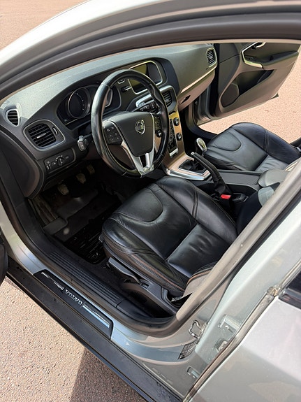 Volvo V40 Cross Country 3 of 5