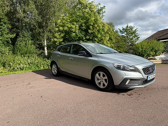 Volvo V40 Cross Country 2 of 5