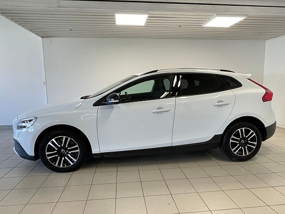 Volvo V40 Cross Country 2 of 5