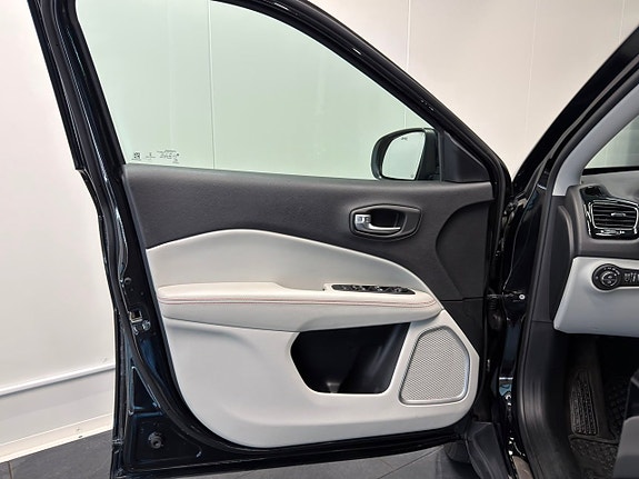 Jeep Compass 14 of 29