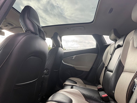 Volvo V40 Cross Country 14 of 22