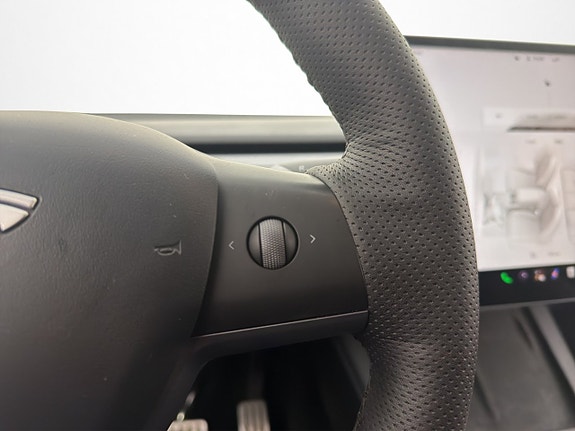 Tesla Model Y 17 of 30