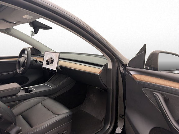 Tesla Model Y 27 of 30