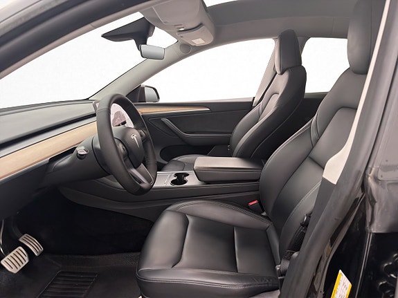 Tesla Model Y 12 of 30
