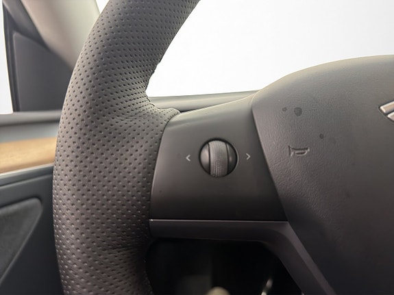 Tesla Model Y 16 of 30