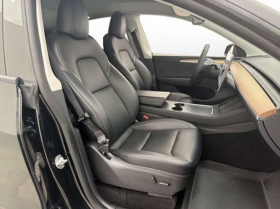 Tesla Model Y 28 of 30