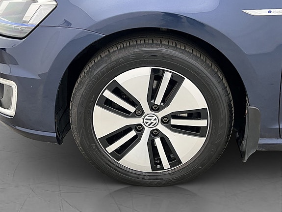 Volkswagen e-Golf VII 28 of 30