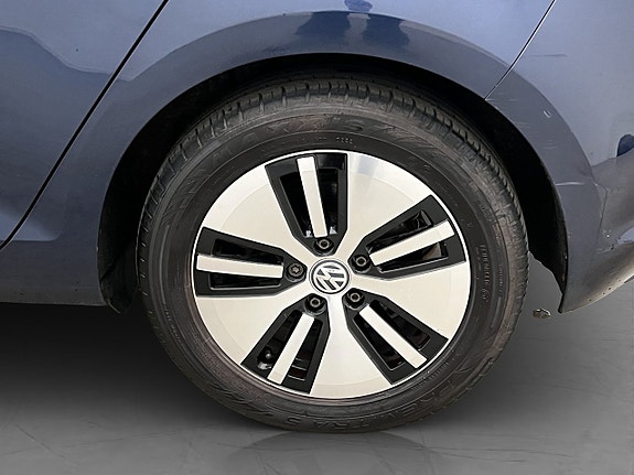 Volkswagen e-Golf VII 29 of 30