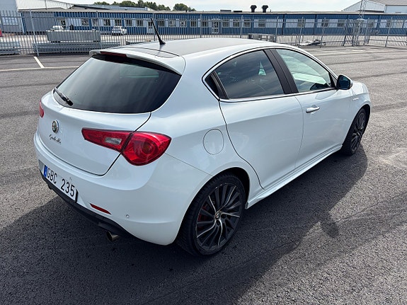 Alfa Romeo Giulietta 2 of 6