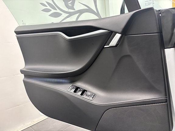 Tesla Model S 10 of 14