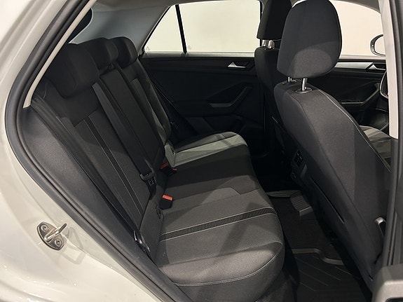 Volkswagen T-Roc 11 of 19
