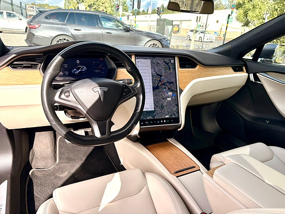 Tesla Model S 7 of 9