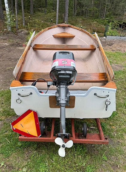 Roddbåt/Motorbåt med Mariner 5 hk, trailer och åror 2 of 4