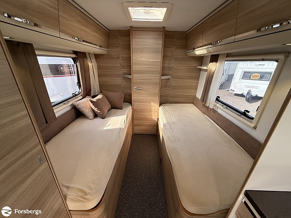 Adria SONIC I 700 SLT // Så bekväm med låga långbäddar, badrum bak & bra las 12 of 16