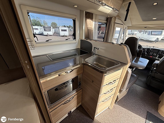 Adria SONIC I 700 SLT // Så bekväm med låga långbäddar, badrum bak & bra las 9 of 16