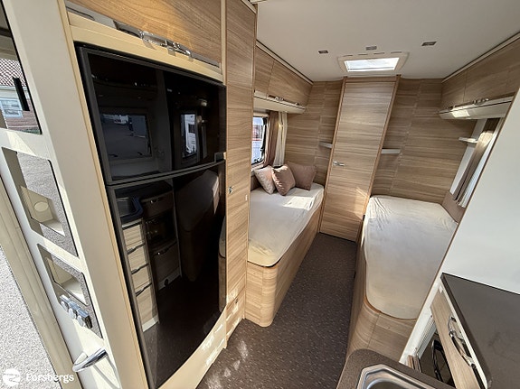 Adria SONIC I 700 SLT // Så bekväm med låga långbäddar, badrum bak & bra las 10 of 16