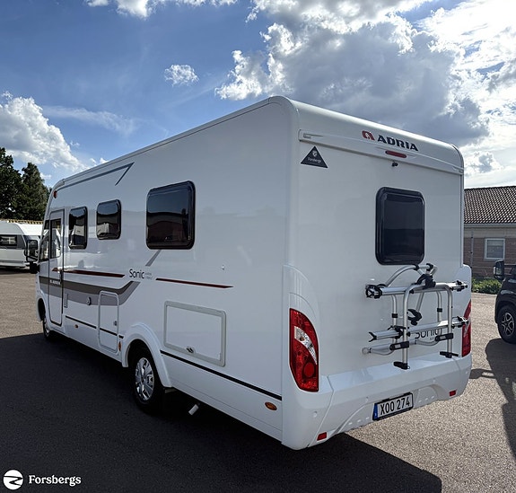 Adria SONIC I 700 SLT // Så bekväm med låga långbäddar, badrum bak & bra las 4 of 16