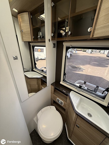 Adria SONIC I 700 SLT // Så bekväm med låga långbäddar, badrum bak & bra las 15 of 16