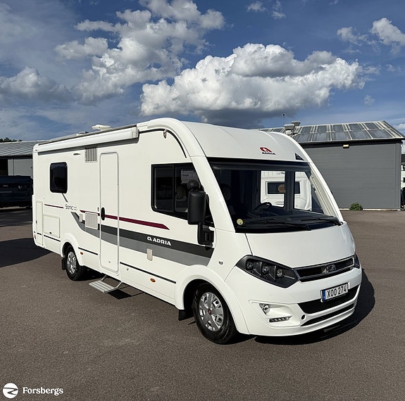 Adria SONIC I 700 SLT // Så bekväm med låga långbäddar, badrum bak & bra las 2 of 16