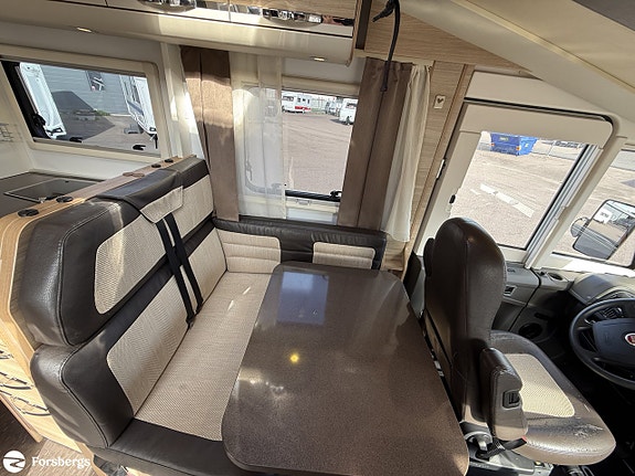 Adria SONIC I 700 SLT // Så bekväm med låga långbäddar, badrum bak & bra las 6 of 16