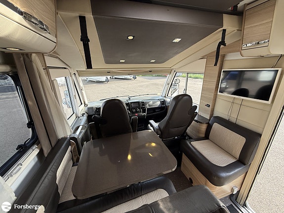 Adria SONIC I 700 SLT // Så bekväm med låga långbäddar, badrum bak & bra las 7 of 16