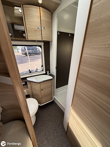 Adria SONIC I 700 SLT // Så bekväm med låga långbäddar, badrum bak & bra las 13 of 16
