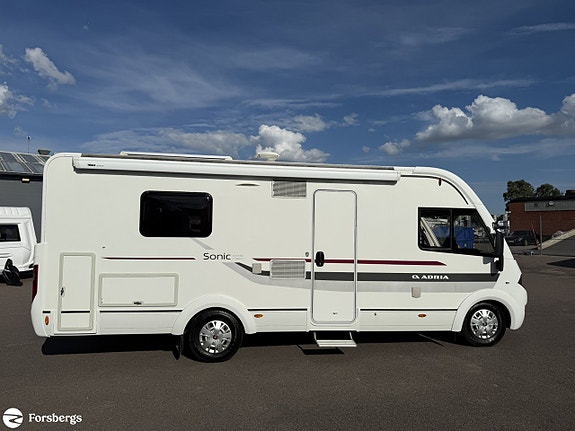 Adria SONIC I 700 SLT // Så bekväm med låga långbäddar, badrum bak & bra las 3 of 16