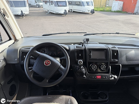 Adria SONIC I 700 SLT // Så bekväm med låga långbäddar, badrum bak & bra las 16 of 16