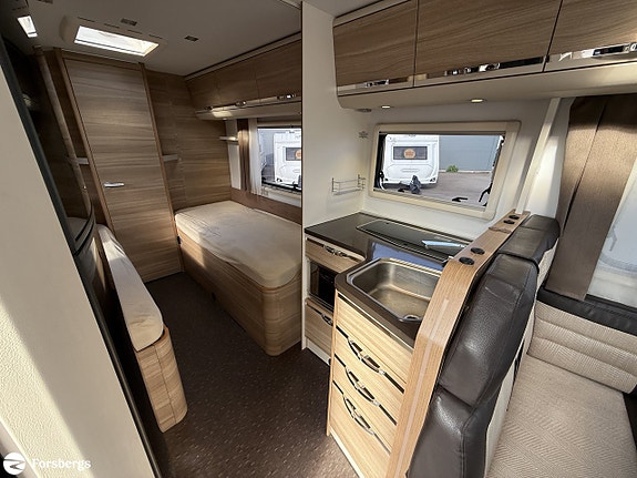 Adria SONIC I 700 SLT // Så bekväm med låga långbäddar, badrum bak & bra las 8 of 16
