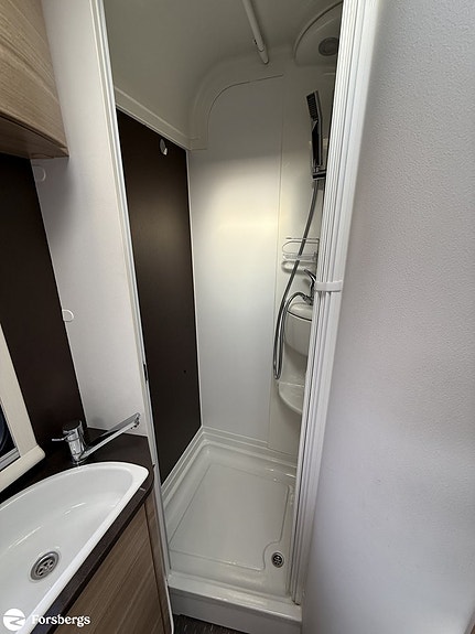 Adria SONIC I 700 SLT // Så bekväm med låga långbäddar, badrum bak & bra las 14 of 16