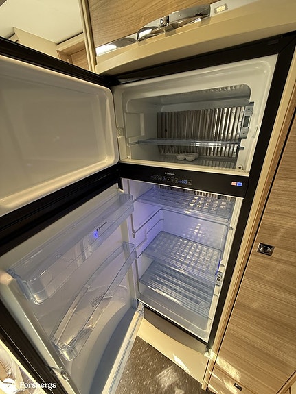 Adria SONIC I 700 SLT // Så bekväm med låga långbäddar, badrum bak & bra las 11 of 16