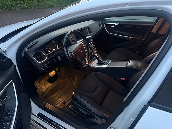 Volvo V60 Cross Country 3 of 6