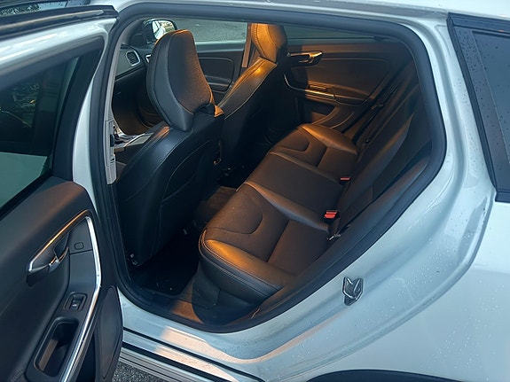 Volvo V60 Cross Country 2 of 6