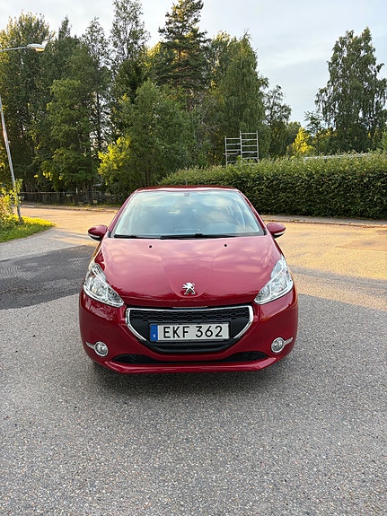 Peugeot 208 2 of 8