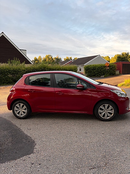 Peugeot 208 3 of 8