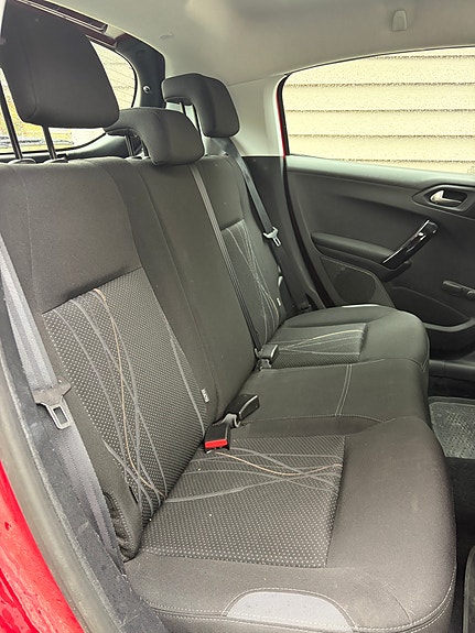 Peugeot 208 7 of 8