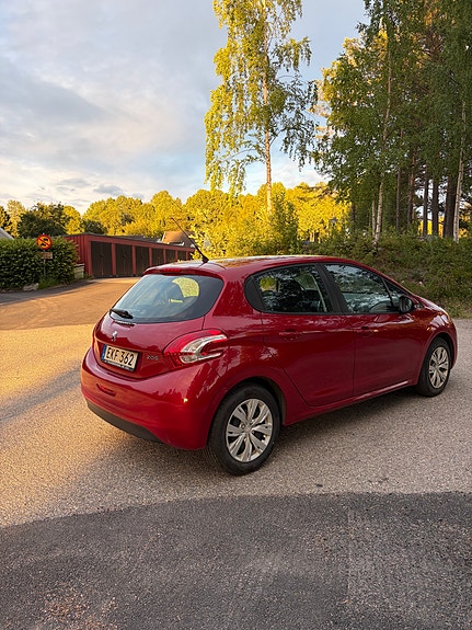 Peugeot 208 4 of 8