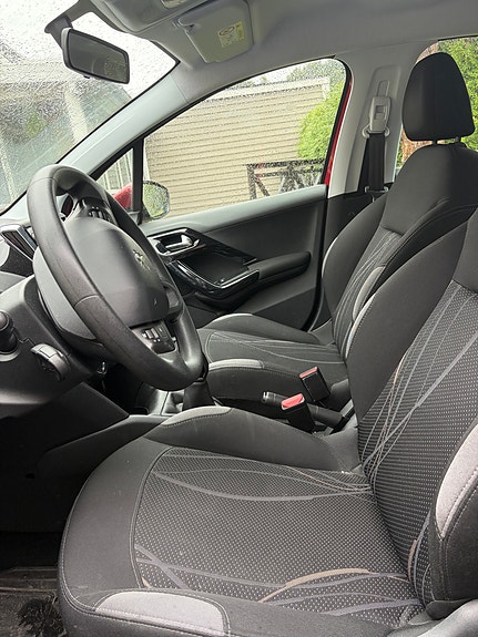 Peugeot 208 6 of 8