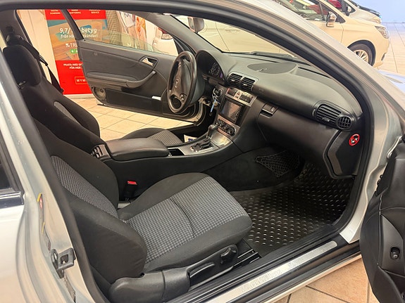 Mercedes-Benz C180 11 of 12