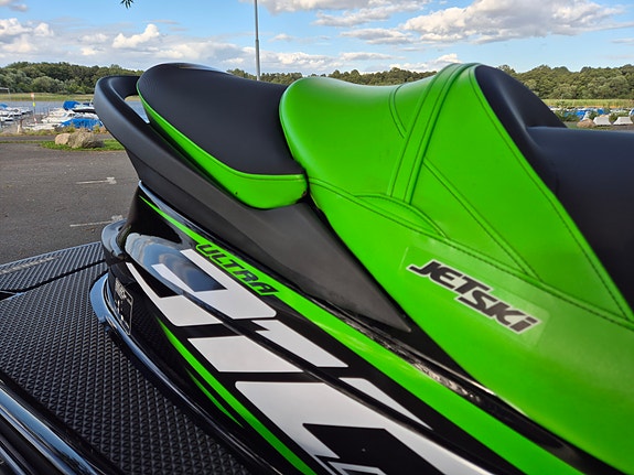 Kawasaki Ultra 310R 15 of 18