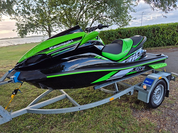 Kawasaki Ultra 310R 2 of 18