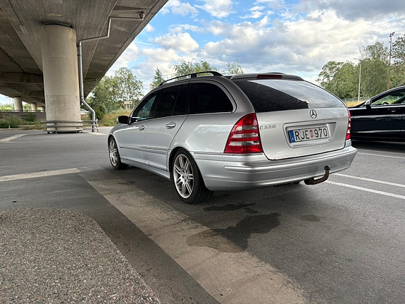 Mercedes-Benz C320 3 of 8